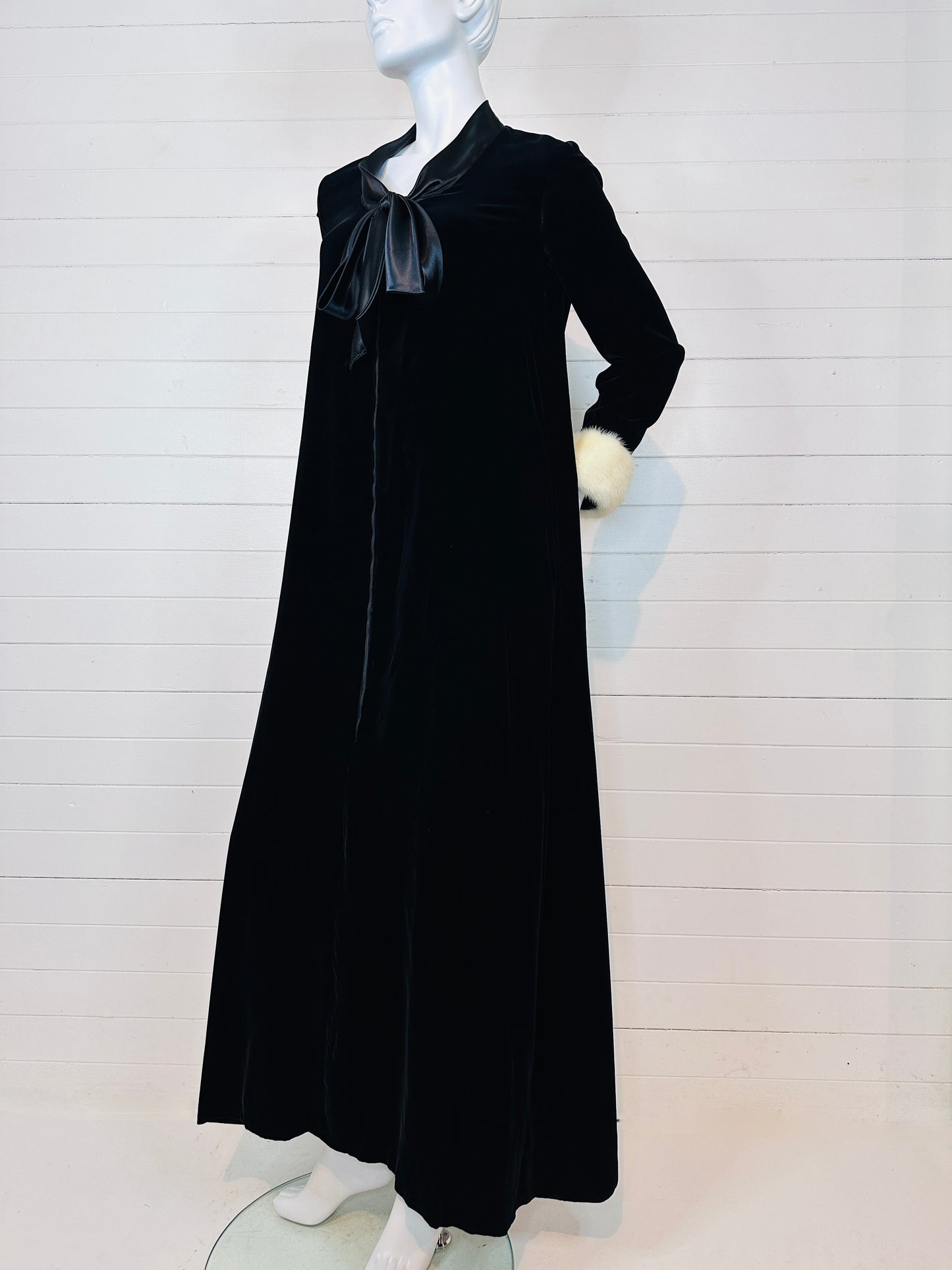 1970's Black Velvet Old Hollywood Dressing Gown with Mink Cuffs (M-L)