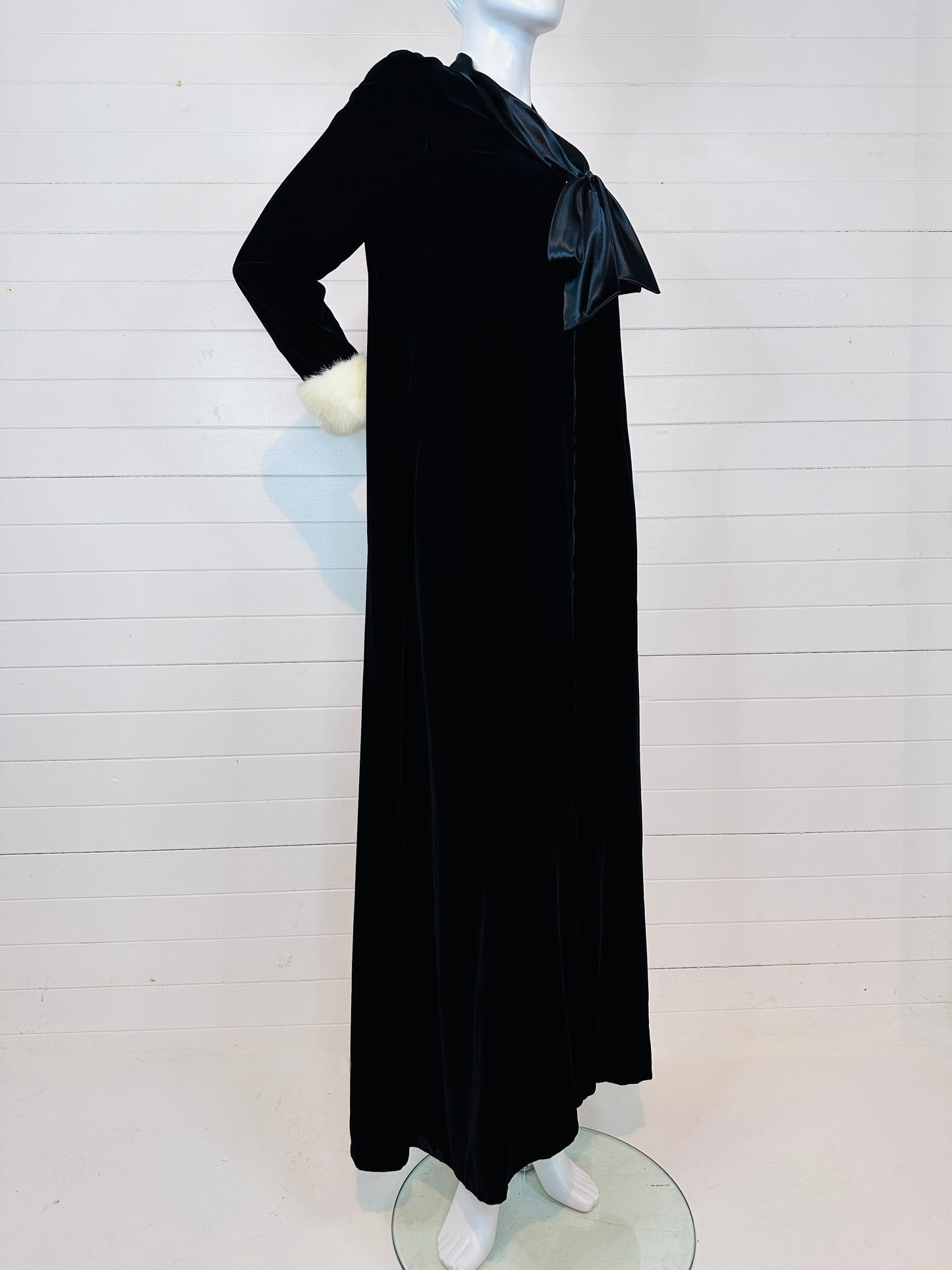 1970's Black Velvet Old Hollywood Dressing Gown with Mink Cuffs (M-L)