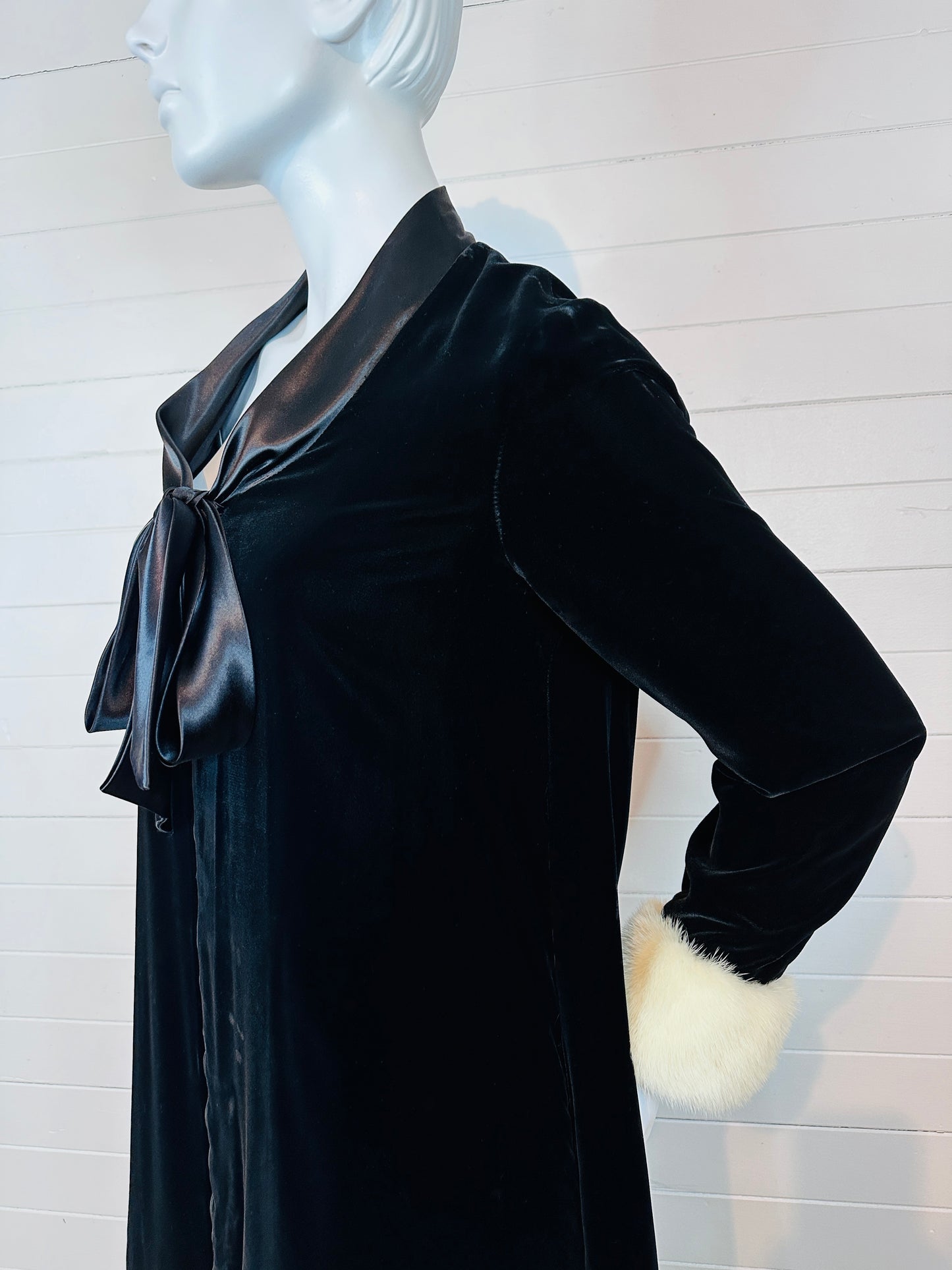 1970's Black Velvet Old Hollywood Dressing Gown with Mink Cuffs (M-L)