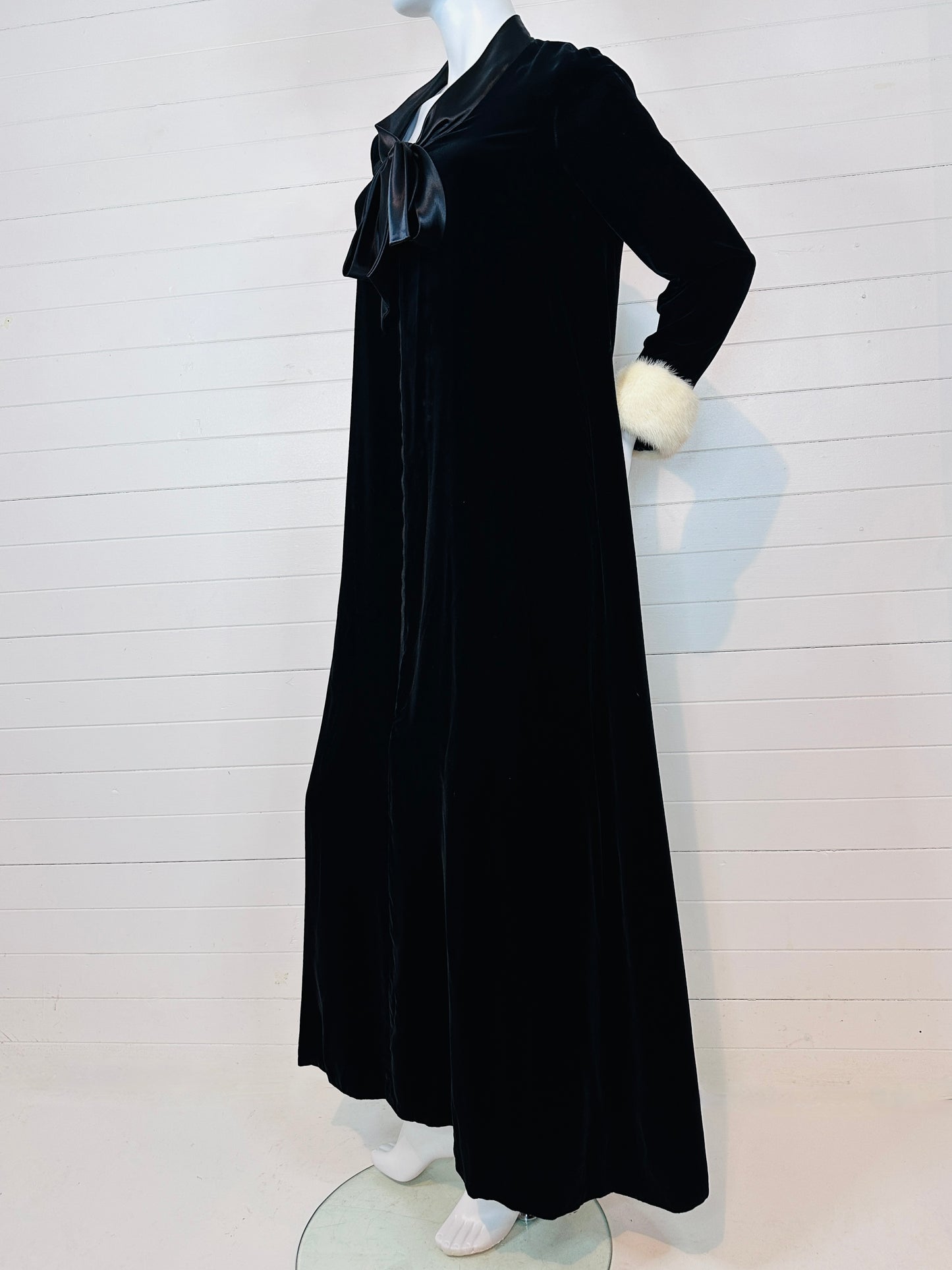 1970's Black Velvet Old Hollywood Dressing Gown with Mink Cuffs (M-L)